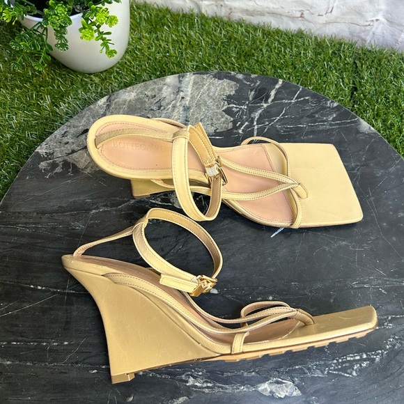BOTTEGA VENETA 
USD 1100
STRETCH SANDAL Wedge
LOUNGE NAPPA
CANE SUGAR  38 US 8 - Picture 7 of 16